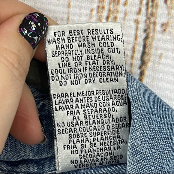 Casey & Max. Embroidered Chambray Button Down Shirt. Size Medium. Good used cond - Picture 4 of 6